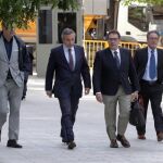 El historiador Josep Lluis Alay (2i), a su llega a la Audiencia Nacional / Efe