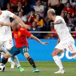 El centrocampista de España David Silva con el balón ante los jugadores de Suiza, Fabian Schar y Valon Berhami durante el partido amistoso / Foto: Efe