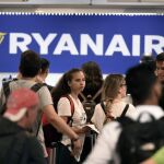 Usuarios de Ryanair esperan en los mostradores de facturación de la aerolínea