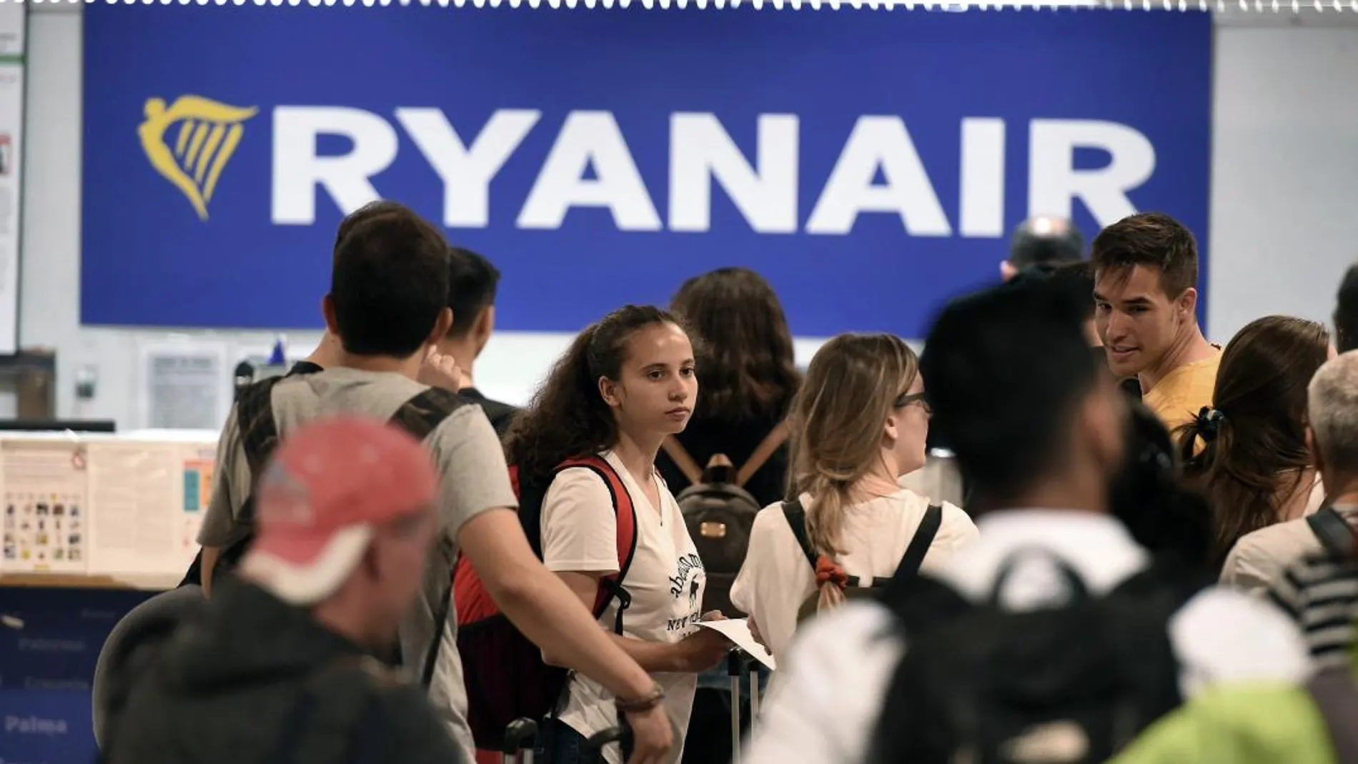 Usuarios de Ryanair esperan en los mostradores de facturación de la aerolínea