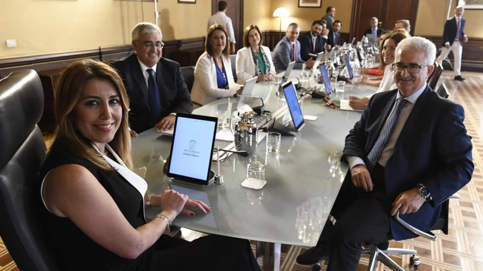 La presidenta de la Junta de Andalucía, Susana Díaz, junto a su equipo de Gobierno (Foto: Ke-Imagen)