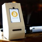Una máquina de Bitcoin en un restaurante de San Diego, California, en una imagen de archivo