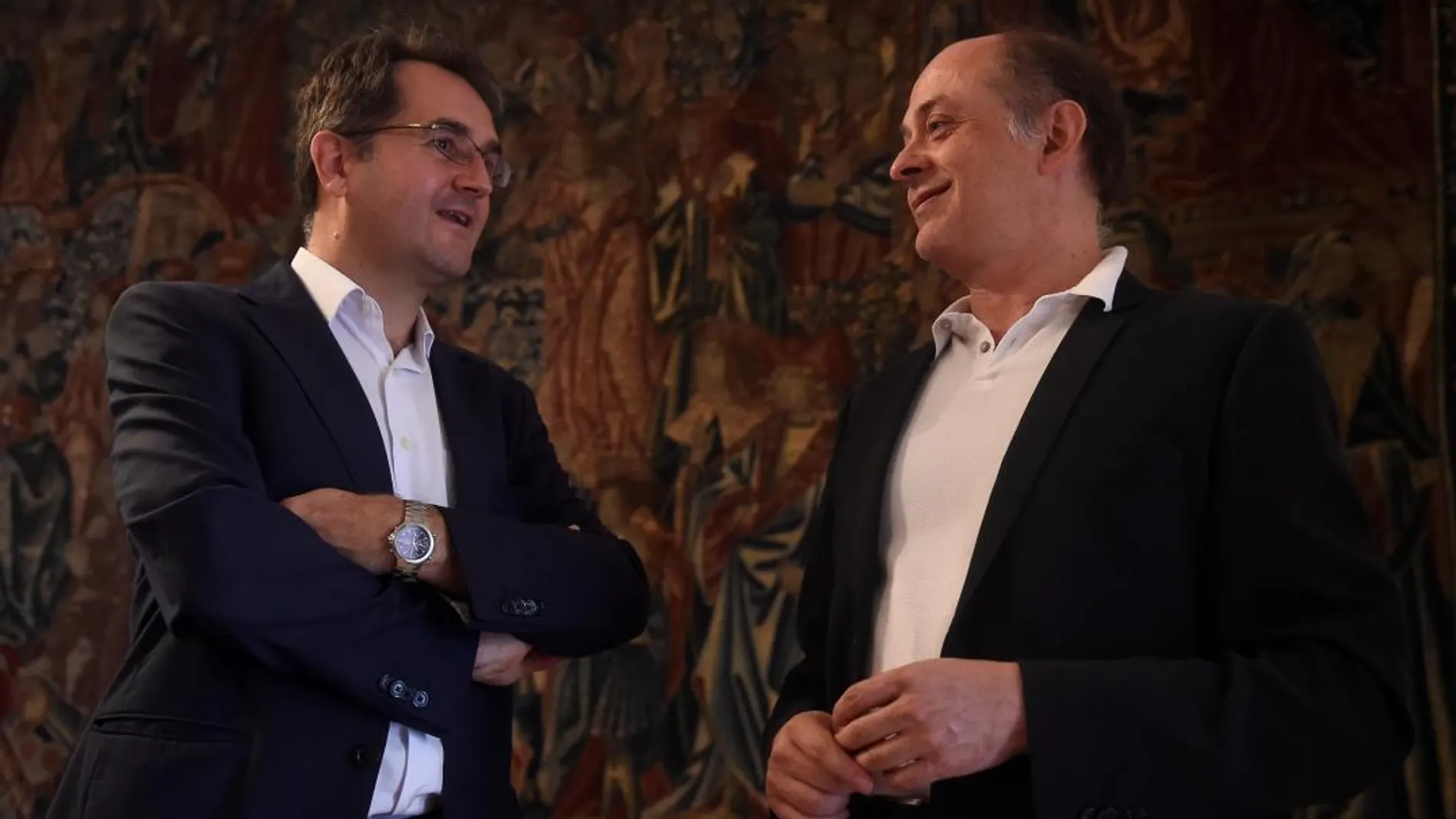El proceso de restauración ha sido muy laborioso. En la imagen, el delegado de Iberdrola en la Comunitat Valenciana, Joaquín Longares, junto a Antonio Sama, de la Real Fábrica de Tapices
