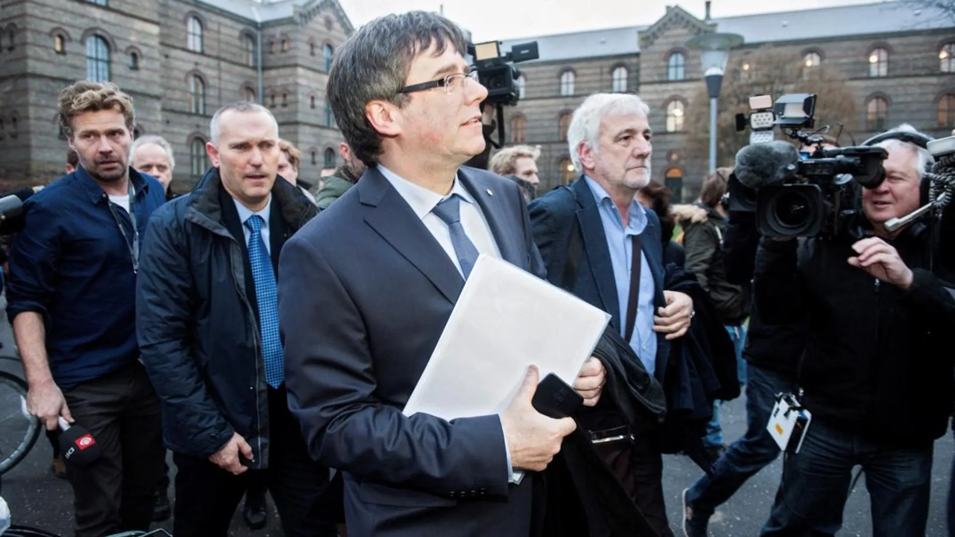 Lluís Escolà (izq) acompaña a Carles Puigdemont en la Universidad de Copenhague / Foto: Efe