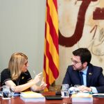 La consellera de la presidencia, Elsa Artadi, conversa con el vicepresidente de la Generalitat, Pere Aragonés. EFE/Alejandro García