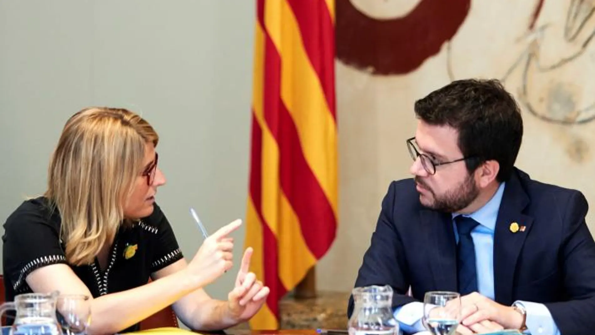 La consellera de la presidencia, Elsa Artadi, conversa con el vicepresidente de la Generalitat, Pere Aragonés. EFE/Alejandro García
