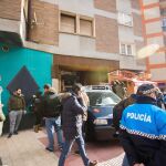 Efectivos policiales junto a la vivienda de los tres jugadores de la Arandina Club de Fútbol
