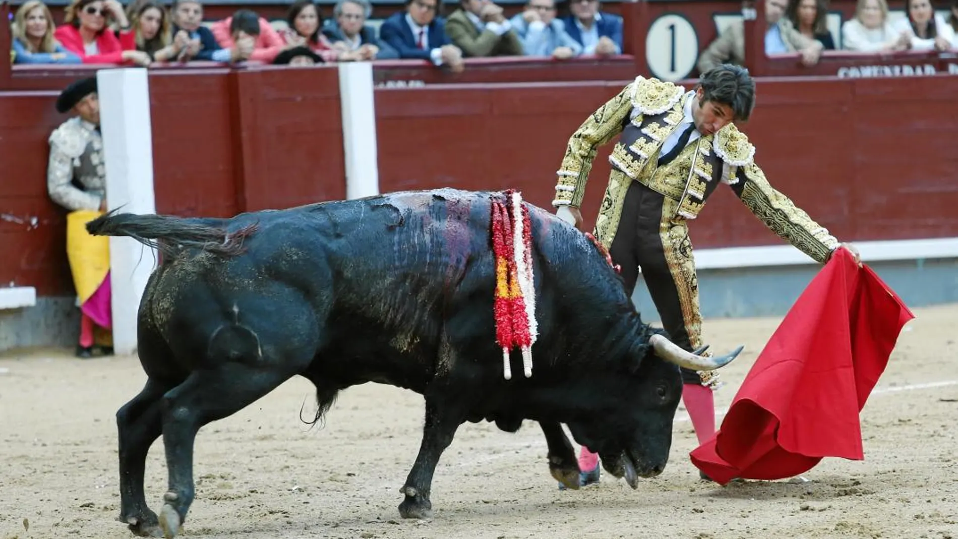 Cayetano, dando un pase durante la faena de muleta, hoy en Las Ventas / Rubén Mondelo