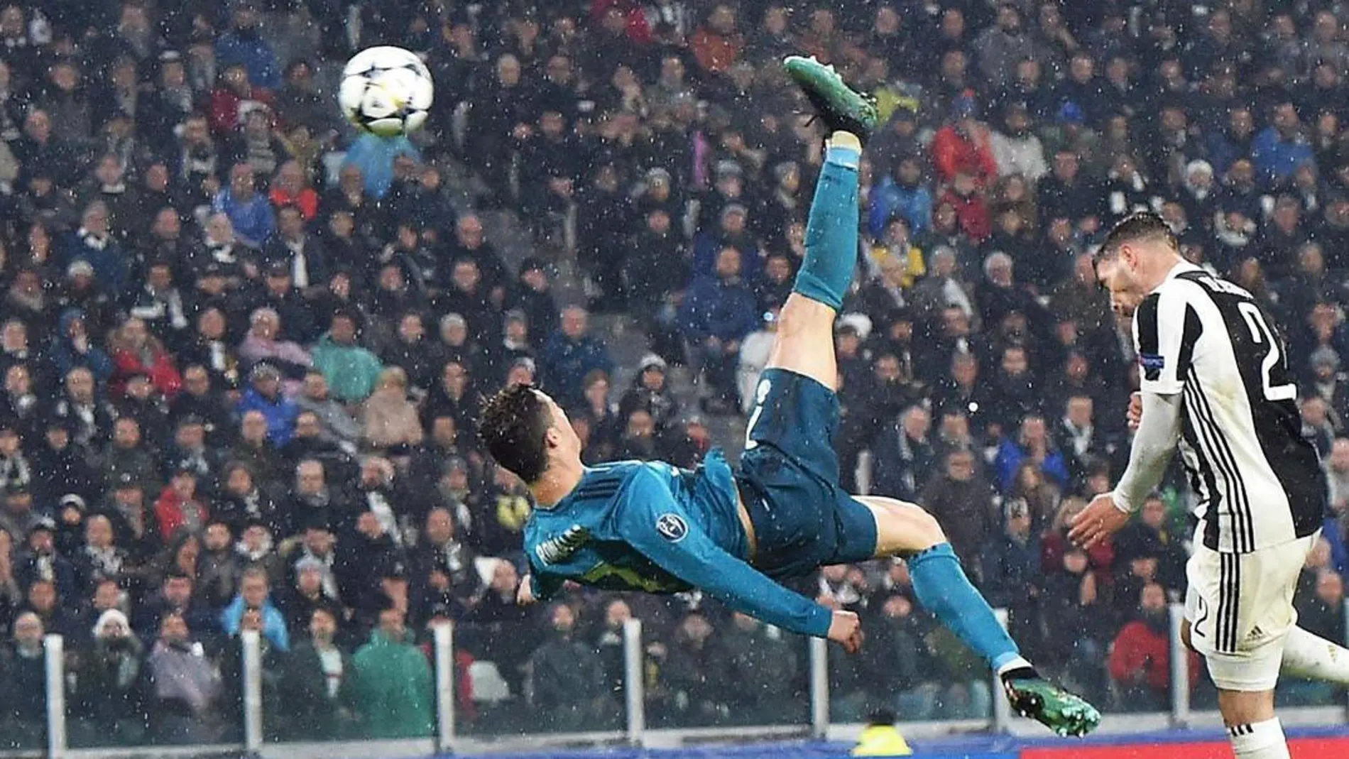 Cristiano Ronaldo anota el 2-0 contra la Juventus con un gol para la historia. Efe