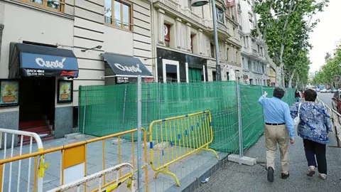 Más de una decena de locales situados en las inmediaciones del edificio derrumbado comienzan a organizarse para reclamar sus pérdidas económicas /Foto: Rubén Mondelo