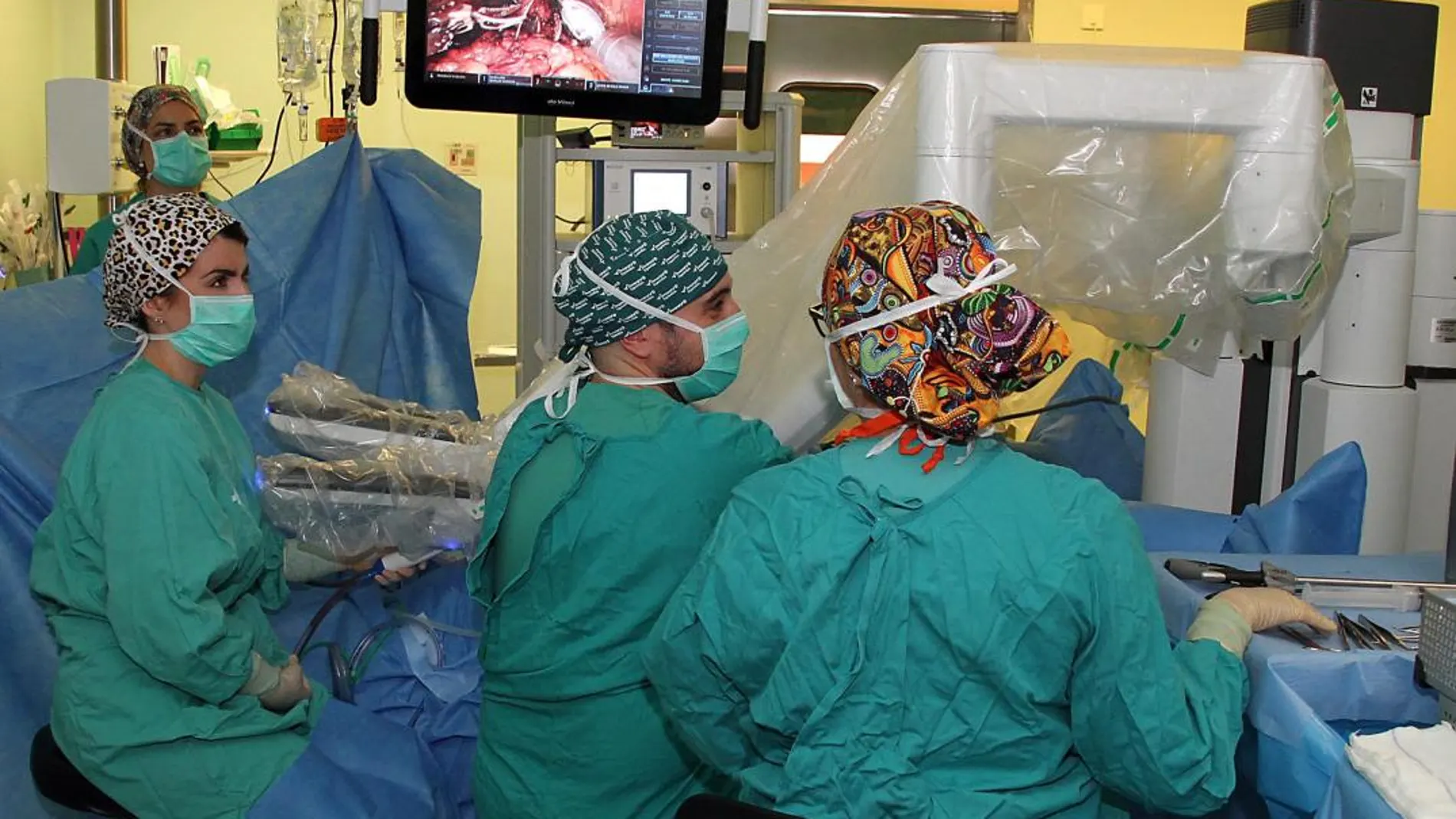 Primeras intervenciones quirúrgicas realizadas con los robots «Da Vinci» en el Hospital de León