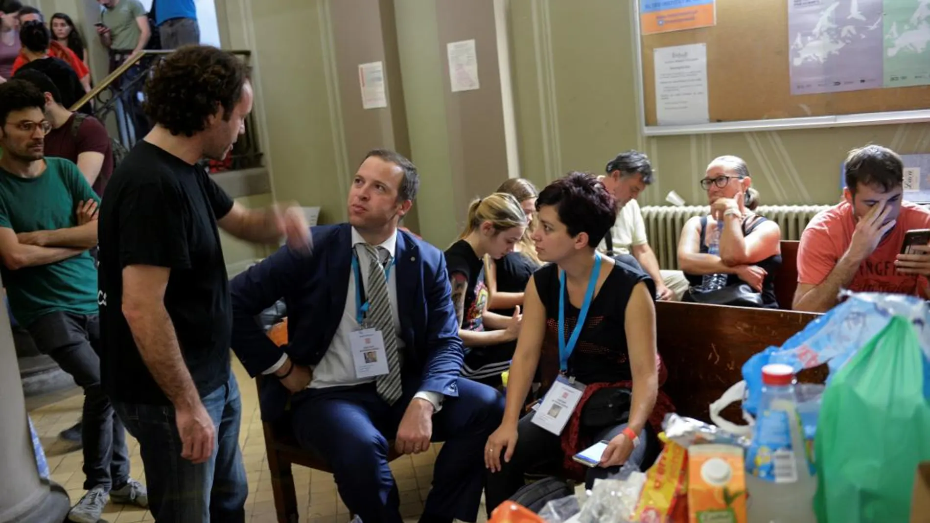 Los observadores internacionales Ilaria Brunelli y Andrea Favaro, en Barcelona/Reuters