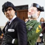 El disfraz de Puigdemont, «atrapado» por un Rajoy vestido de Guardia Civil, arrasa en las redes