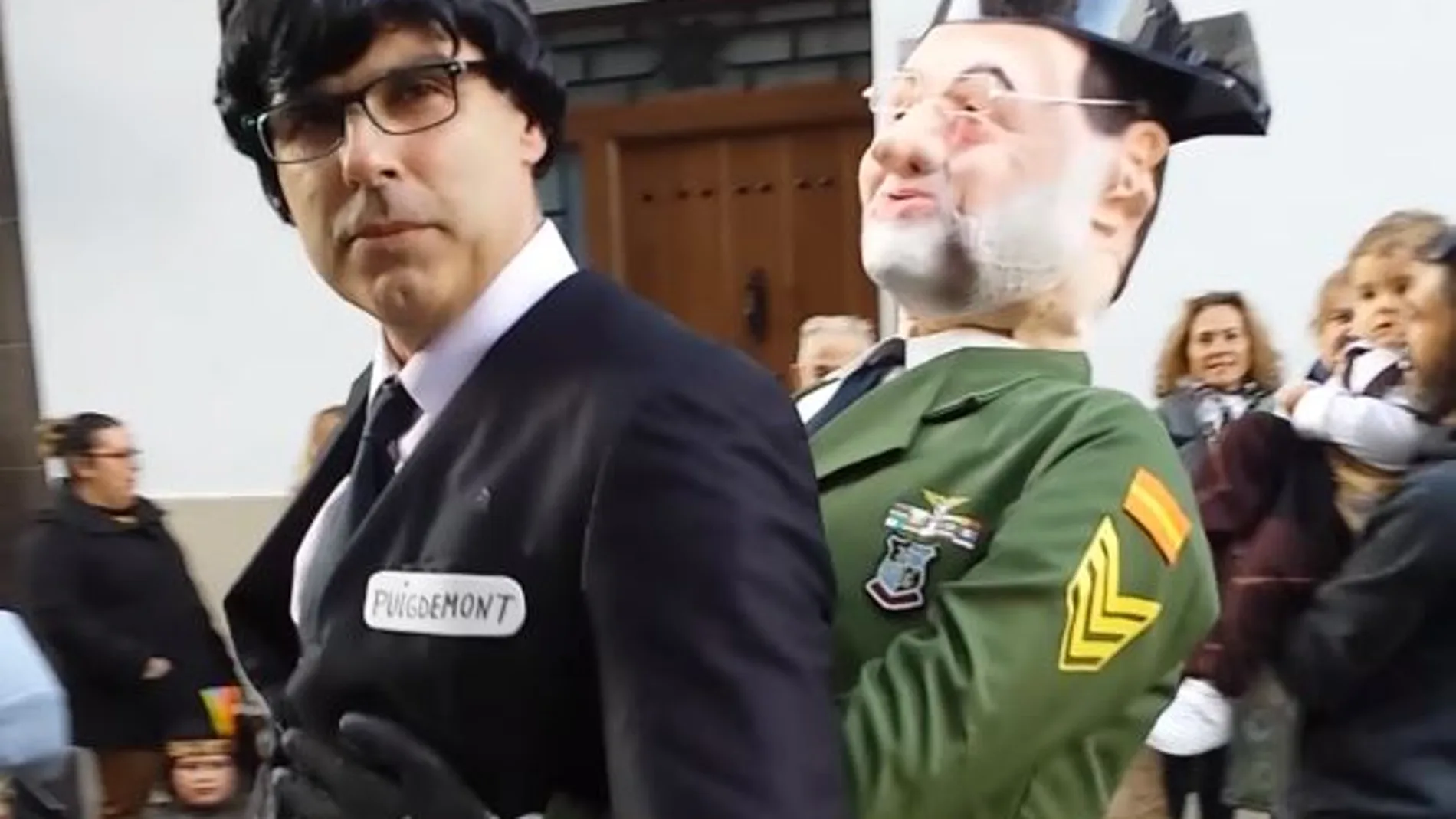 El disfraz de Puigdemont, «atrapado» por un Rajoy vestido de Guardia Civil, arrasa en las redes
