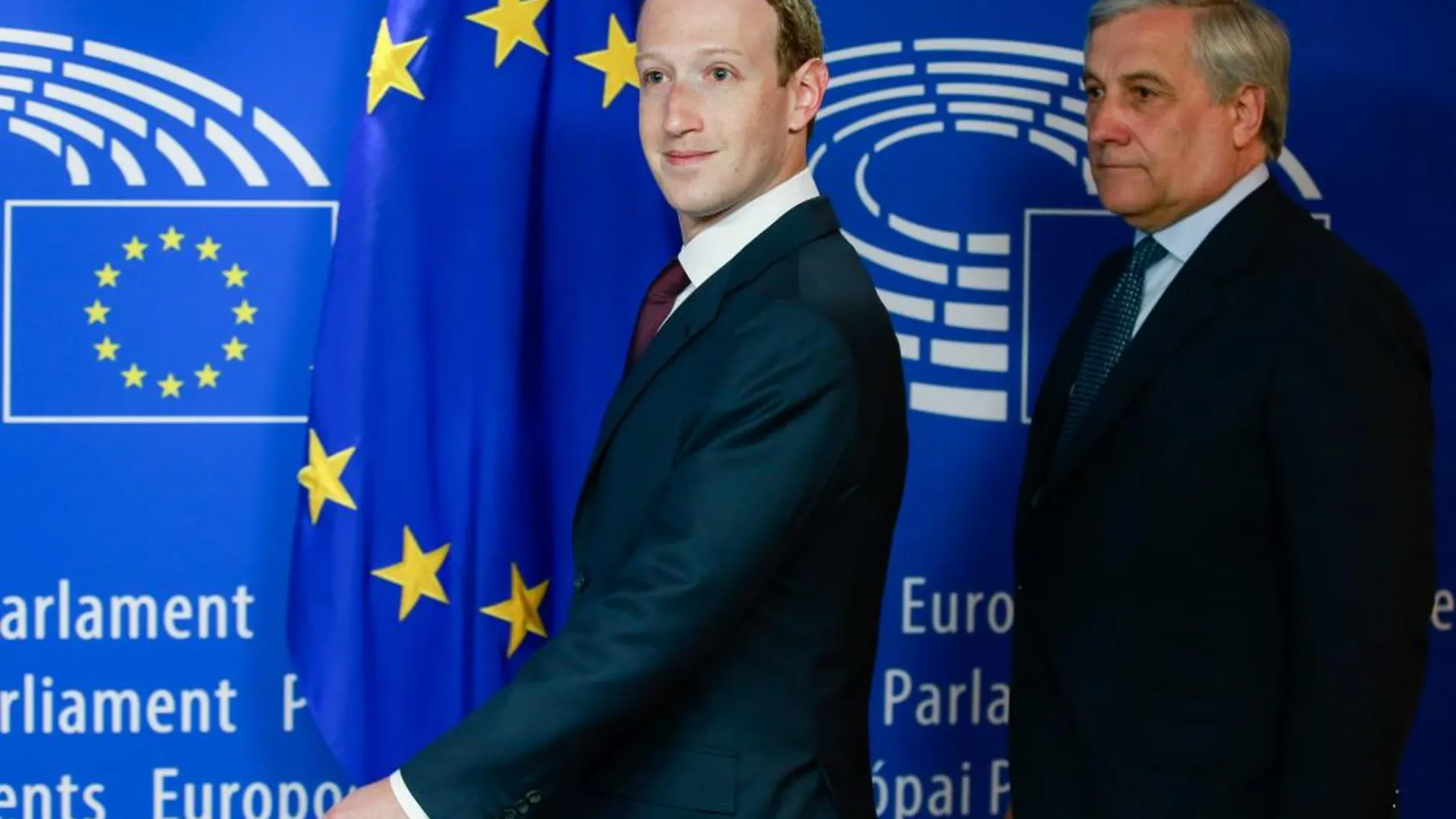 El fundador de Facebook, Mark Zuckerberg (i), junto al presidente del Parlamento Europeo, Antonio Tajani (d), el pasado 22 de mayo de 2018 / Efe