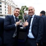 Ramos, junto a Zidane tras la conquista de la decimotercera Champions. Foto: Twitter