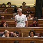Diego Cañamero, diputado de Podemos, con la serigrafía en su camiseta «voto sí solo para echar a M.Rajoy» / Efe
