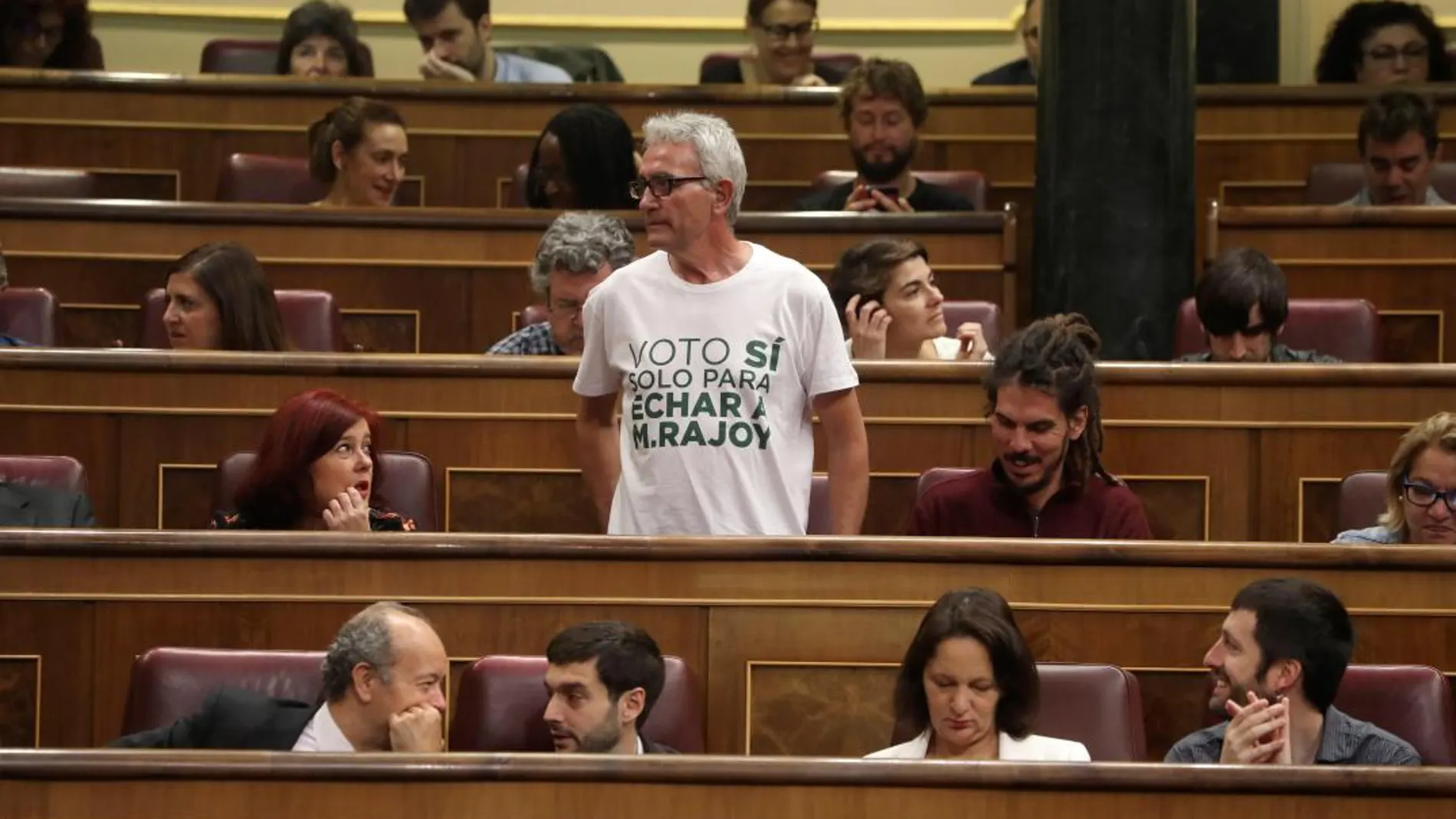 Diego Cañamero, diputado de Podemos, con la serigrafía en su camiseta «voto sí solo para echar a M.Rajoy» / Efe