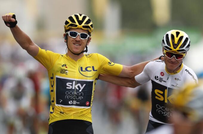 Geraint Thomas, a la izquierda, con el maillot amarillo, junto a Chris Froome en los Campoes Elíseos tras proclamarse campeón del Tour de Francia 2018. (AP Photo/Laurent Rebours)
