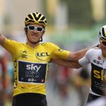 Geraint Thomas, a la izquierda, con el maillot amarillo, junto a Chris Froome en los Campoes Elíseos tras proclamarse campeón del Tour de Francia 2018. (AP Photo/Laurent Rebours)