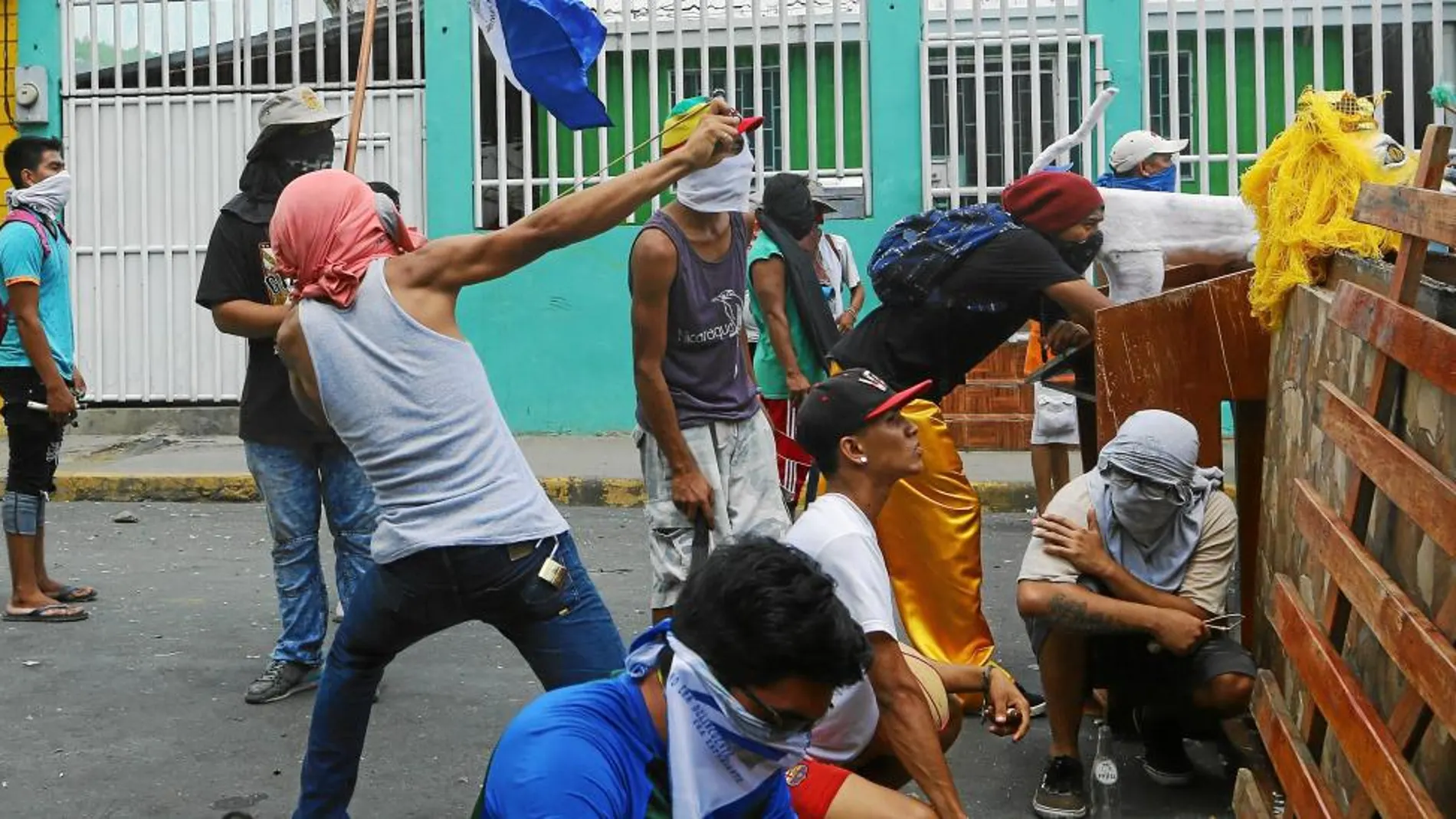 Manifestantes se enfrentan con la Policía durante las protestas contra Ortega en la ciudad de Masaya / Reuters