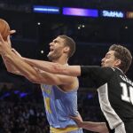 Brook Lopez, de Los Angeles Lakers (11) y Pau Gasol (16) durante el partido
