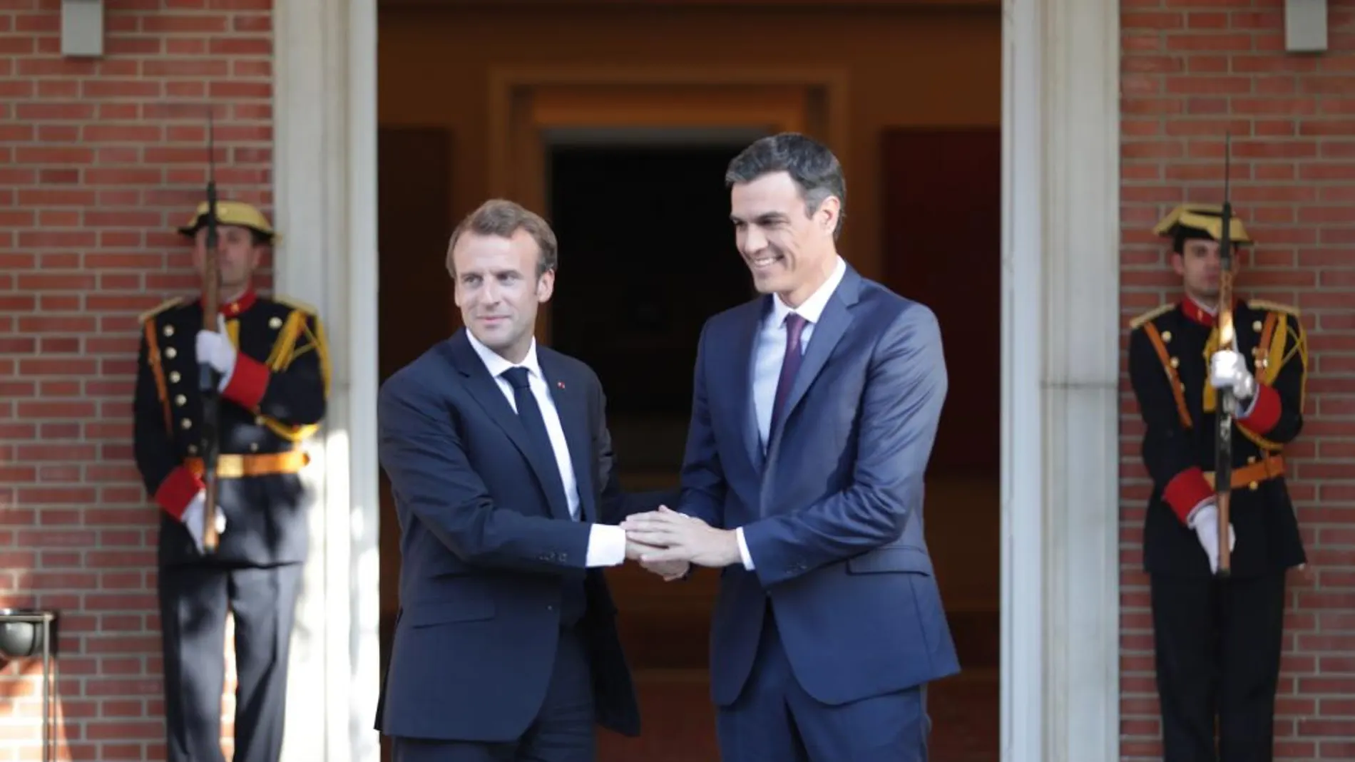El presidente del Gobierno, Pedro Sánchez, saluda al presidente de Francia, Emmanuel Macron, momentos antes de la reunión en el Palacio de la Moncloa de Madrid / Efe