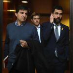 El presidente del Parlament, Roger Torrent, y el portavoz de ERC, Sergi Sebrià en el Parlament/Efe
