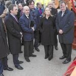 La ministra de Fomento, Ana Pastor, con el consejero Antonio Silván, y el alcalde de Burgos, Javier Lacalle, entre otros, en una visita a la N-I.