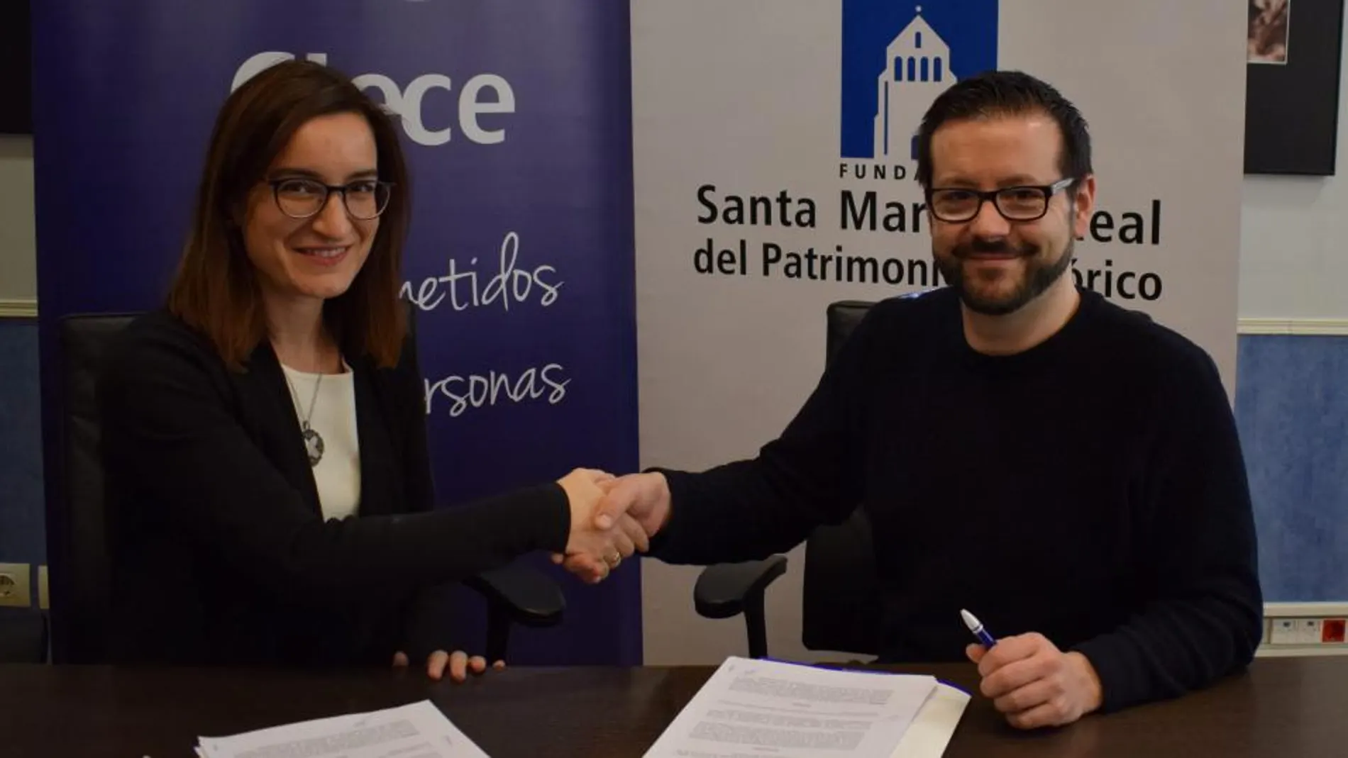 Leticia San José, del Grupo Clece, y Álvaro Retortillo, de la Fundación, rubrican el acuerdo.