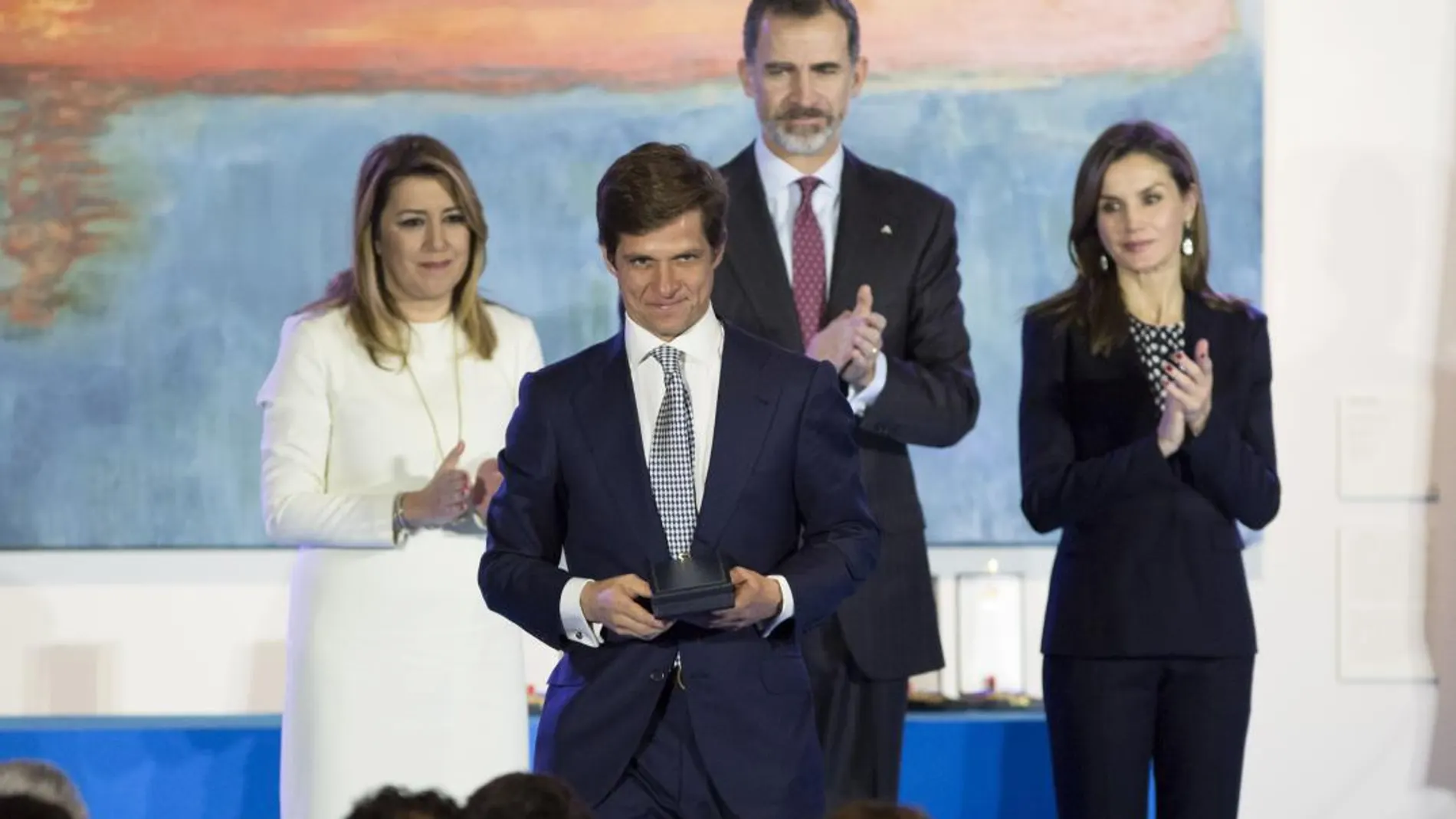 El matador de toros Julián López, "El Juli", tras recoger su medalla en presencia de la presidenta de la Junta de Andalucía, Susana Díaz, el Rey Felipe VI, la Reina Letizia
