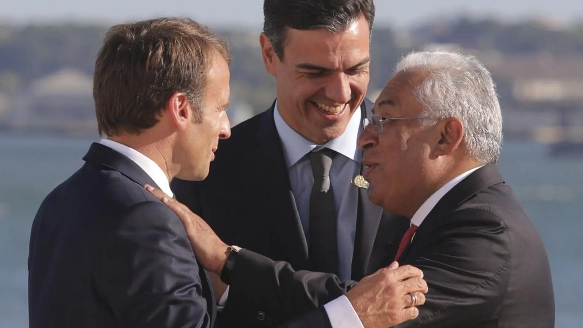 De izquierda a derecha, el presidente francés, Emmanuel Macron, el presidente español, Pedro Sánchez, y el primer ministro portugués, Antonio Costa, hoy en Lisboa. Efe