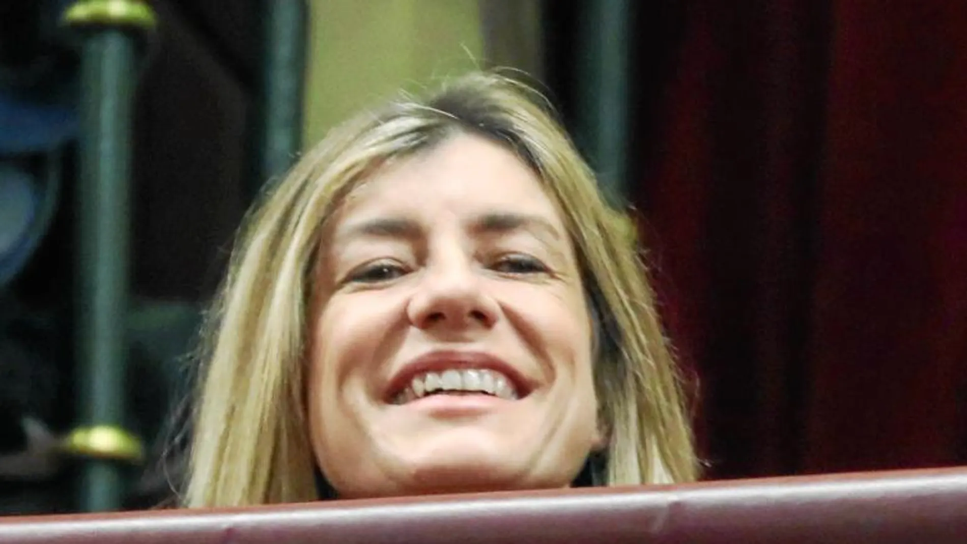 Begoña Gómez, ayer en la tribuna y abanderando, como suele hacer, el color de los socialistas / Reuters