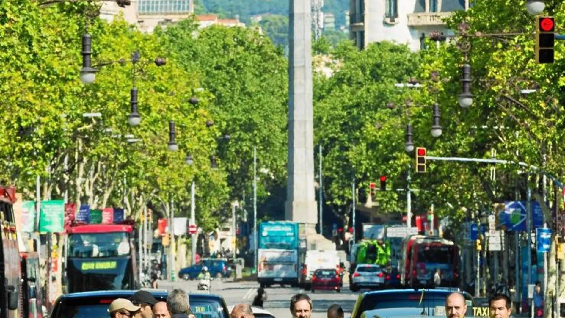 El parón de los taxistas en pleno centro de la capital catalana. Foto: Efe