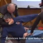 Momento en que el padre de las gimnastas es reducido por los policías del tribunal/Atlas