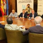 El alcalde de León, Antonio Silván, se reúne con representantes de la Plataforma