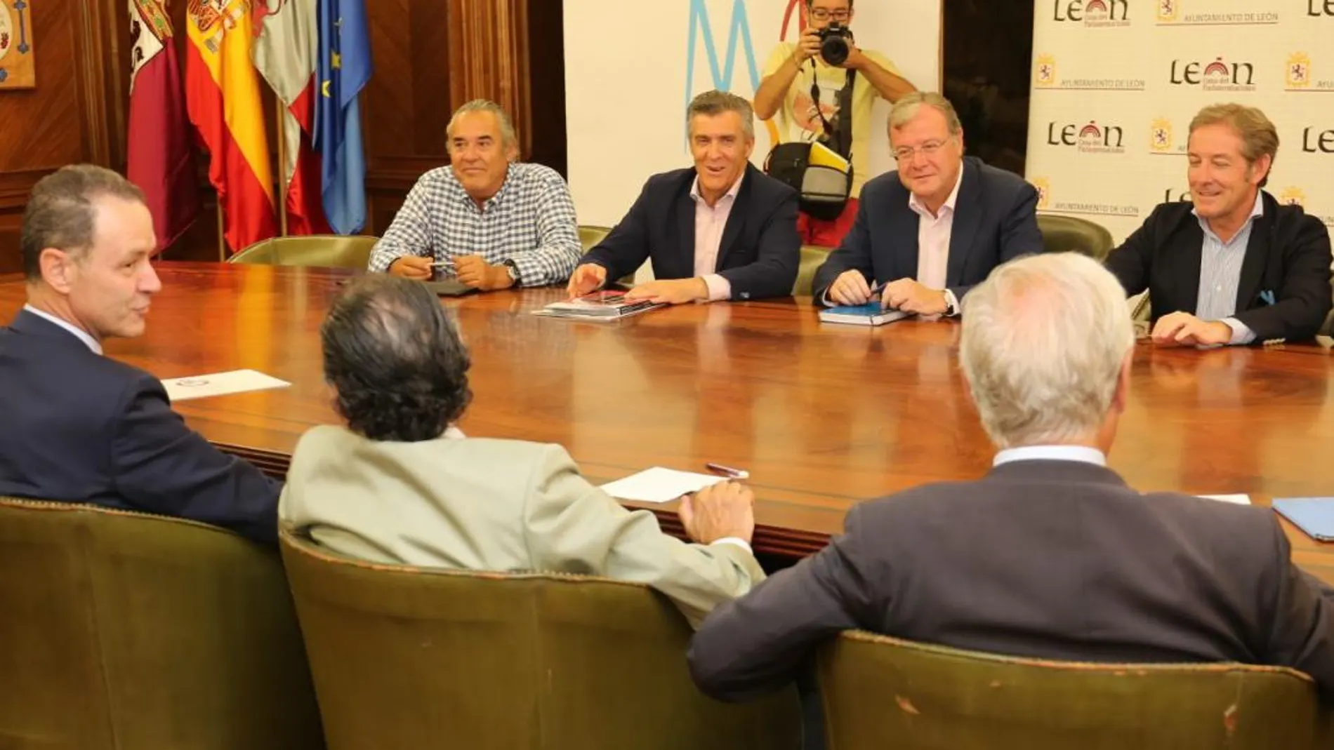 El alcalde de León, Antonio Silván, se reúne con representantes de la Plataforma