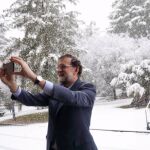 Rajoy se hace un selfi con La Moncloa nevada