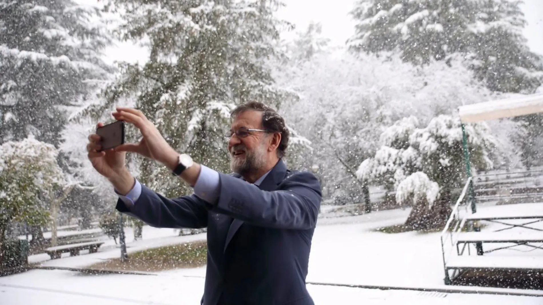 Rajoy se hace un selfi con La Moncloa nevada