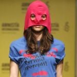 Amnistía Internacional ha presentado hoy su primera colección "Ropa comprometida 2013", que incluye prendas de mujer, hombre y niño que están inspiradas en casos reales de vulneración de derechos humanos