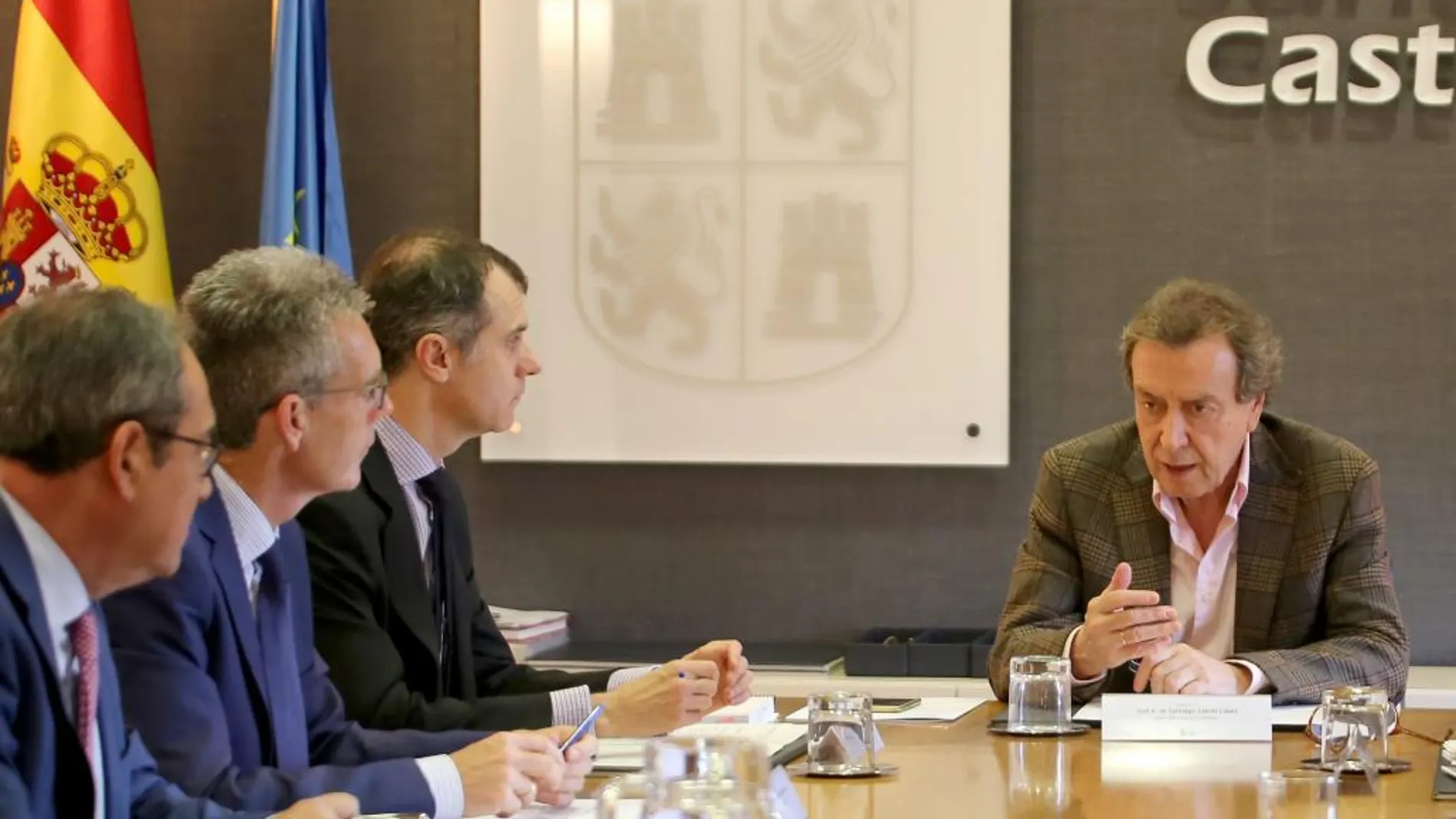 El vicepresidente y consejero de la Presidencia, José Antonio de Santiago-Juárez, preside la reunión de la Comisión de Coordinación Territorial en presencia del secretario de la Presidencia, José Manuel Herrero