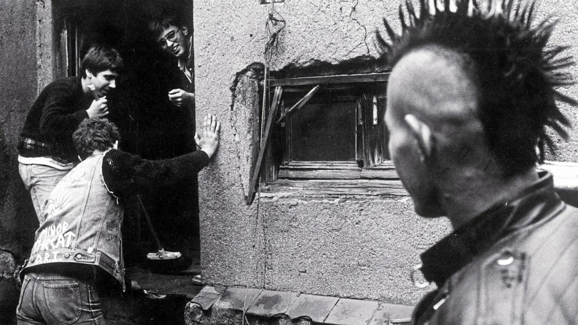 Escena del documental en el que un punki observa como unos jóvenes ocupan una casa en los años 80