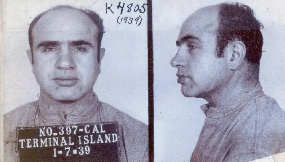 Ficha policial de Al Capone al ingresar en la penitenciaria de Alcatraz y donde se observan las cicatrices en su rostro / Library of Congress