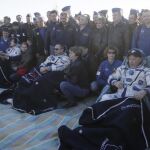 Los astronautas tras el aterrizaje en Kazajistán/Efe