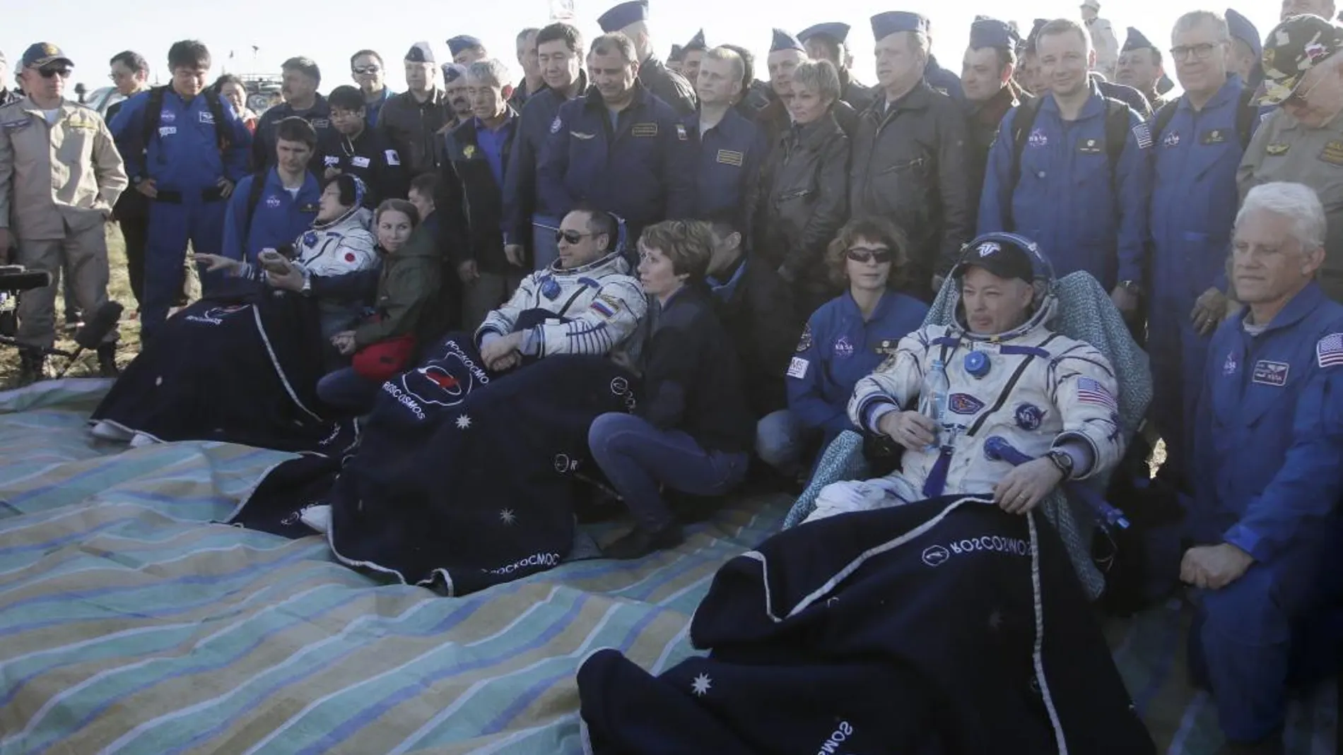 Los astronautas tras el aterrizaje en Kazajistán/Efe