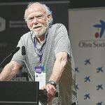 El ganador del Nobel Barry C. Barish pronunció una conferencia científica