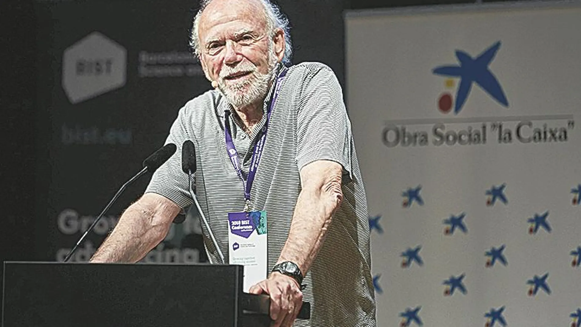 El ganador del Nobel Barry C. Barish pronunció una conferencia científica