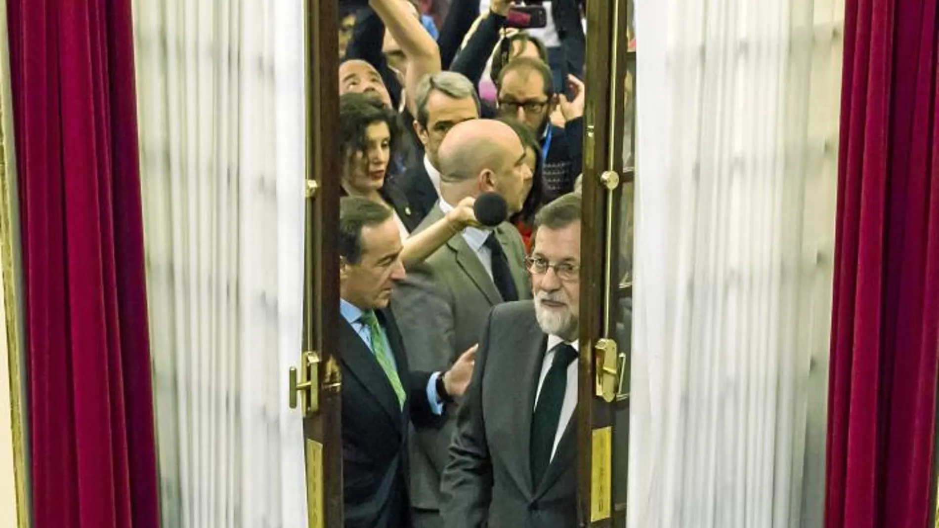 El ex presidente Mariano Rajoy entra en el hemiciclo del Congreso en la segunda jornada de la moción de censura / Alberto R. Roldán