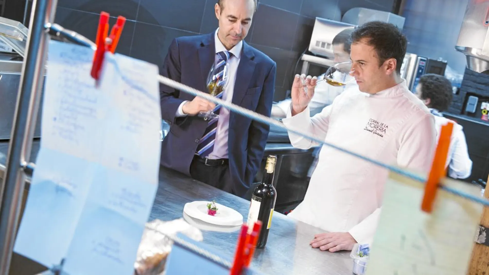 David García y Juan Manuel del Rey prueban el vino de Jerez que armoniza con uno de los platos