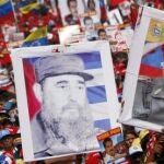 Las imágenes de Chávez y Castro presiden ayer el acto de cierre de campaña de Maduro